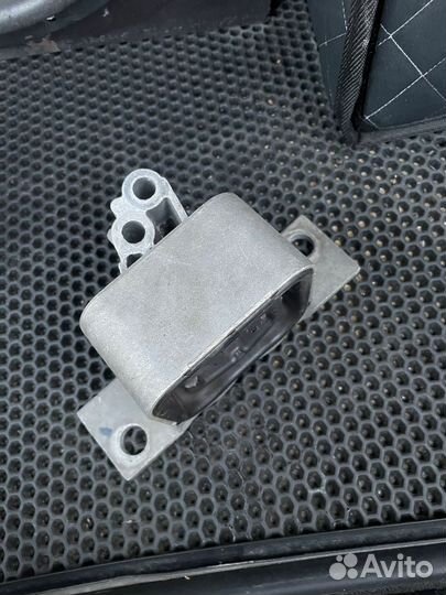Правая подушка двигателя Веста