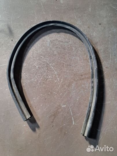 Уплотнитель капота Skoda Fabia