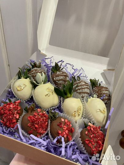 Съедобные букеты из клубники в шоколаде