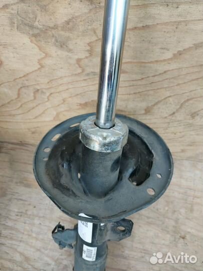 Амортизатор передний правый Toyota Camry XV40