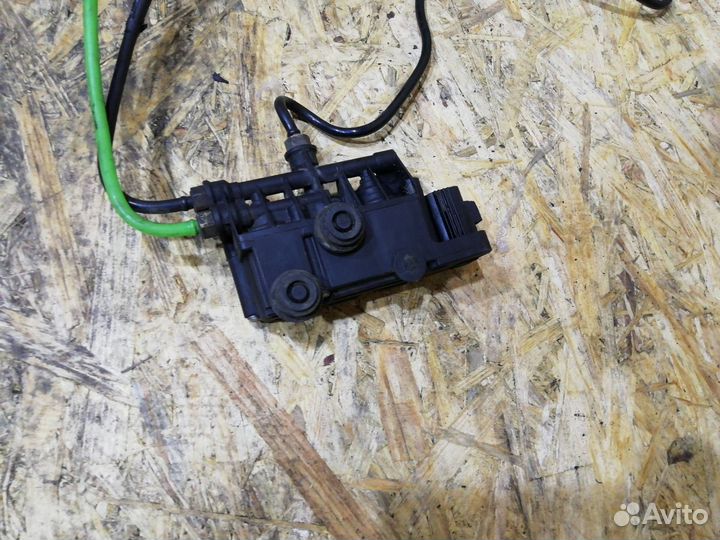 Блок клапанов пневмоподвески Land Rover 4