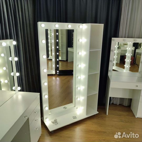 Зеркало на колесиках с полочками