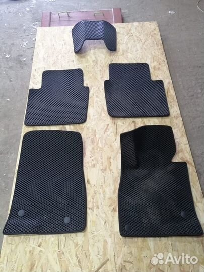 Продам чехлы и коврики на автомобиль Mazda 6