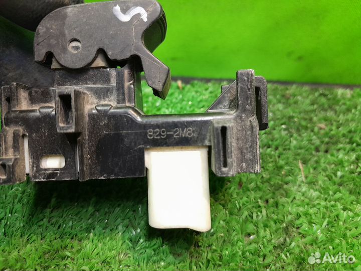 Кнопка стеклоподъемника Toyota Auris