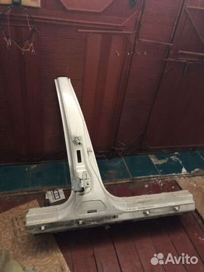 Стойка двери правая центральная с порогом Volkswag