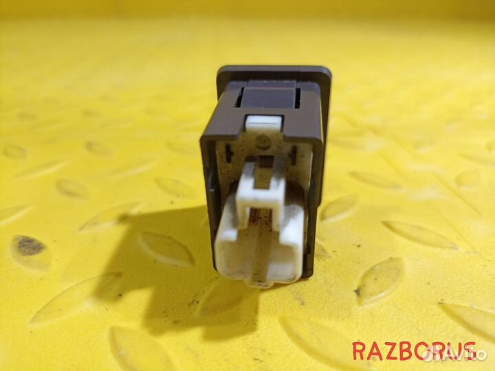 Кнопка центрального замка Toyota Windom V10 91-96