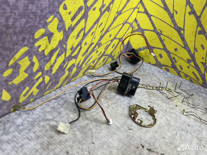 Фиксатор лампы скоба Проводка фары Kalina 2 Калина