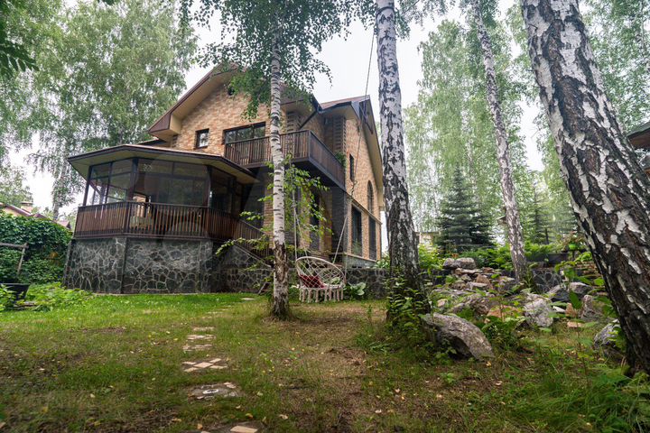 Коттедж 300 м² на участке 12 сот.