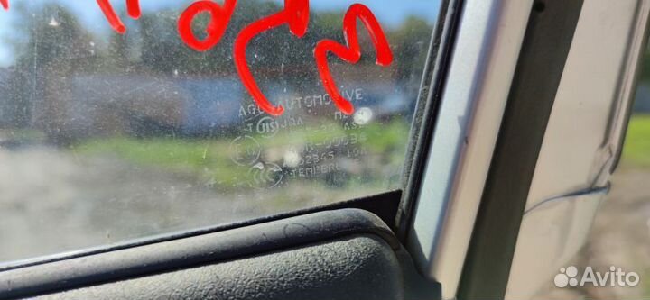 Стекло двери передней правой Suzuki Grand Vitara