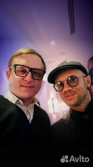 Диджей с оборудованием