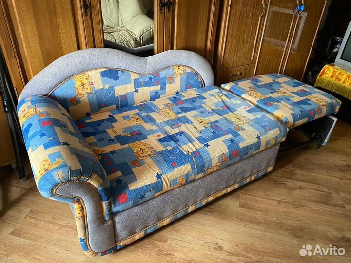 Картины (ручная вышивка крестиком) и диван-кровать