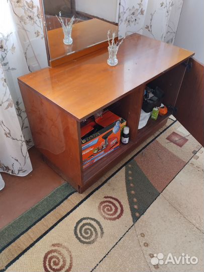 Трюмо с зеркалом