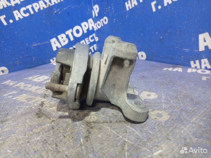 Кронштейн АКПП Audi A4B6 седан BFB 2002