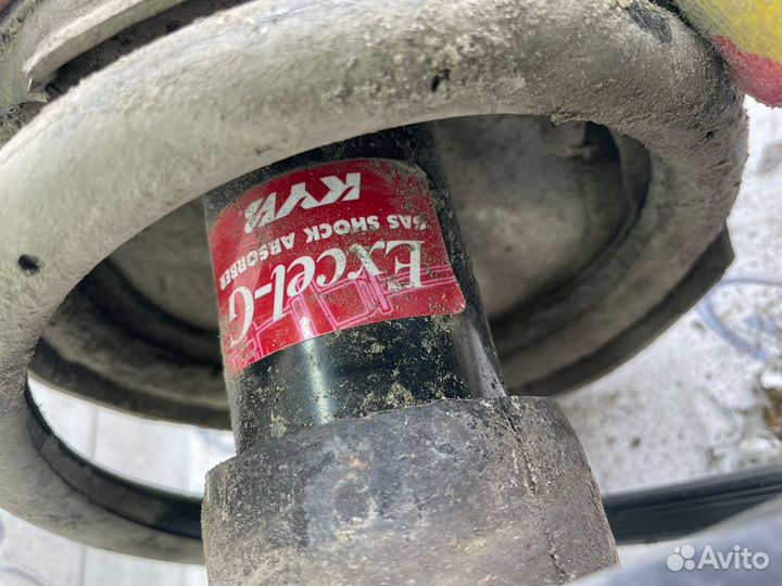 Стойка амортизатора правая Mitsubishi Outlander 1