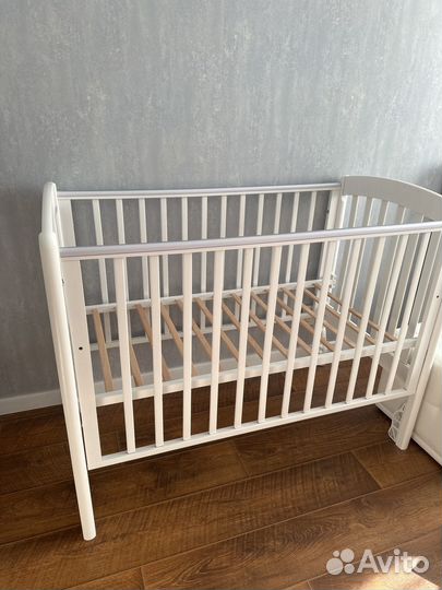 Продам детскую кроватку с маятником