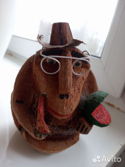 Сувенир Обезьяна с арбузом из кокоса Египет