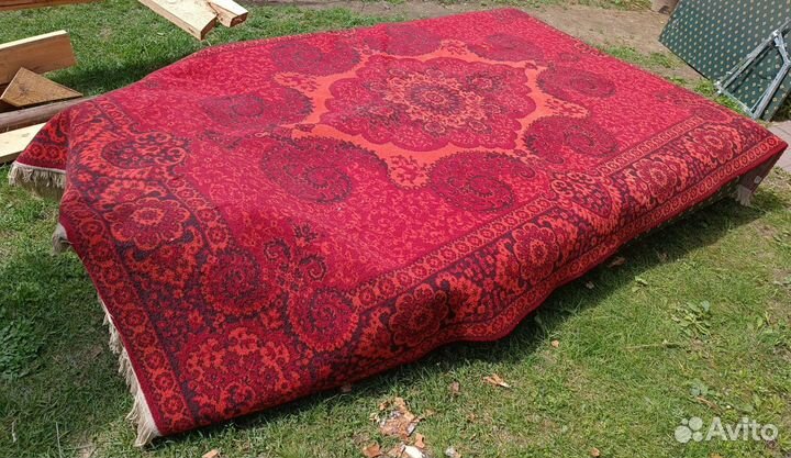 Ковер красный и прекрасный шерсть