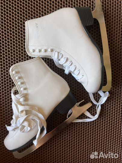 Коньки фигурные женские 38 размер