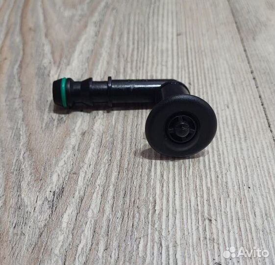 Форсунка омывателя Nissan juke F15 Лев