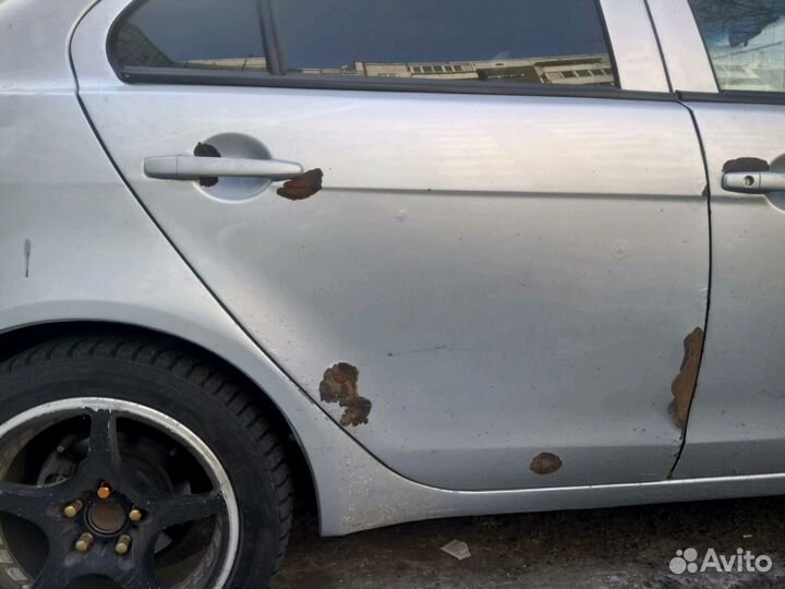 Задняя правая дверь на автомобиль Mitsubishi Lance