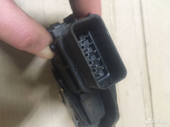 Замок двери задний Mazda BK