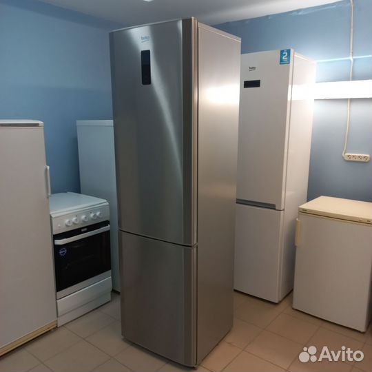 Холодильник с морозильной камерой. Доставка