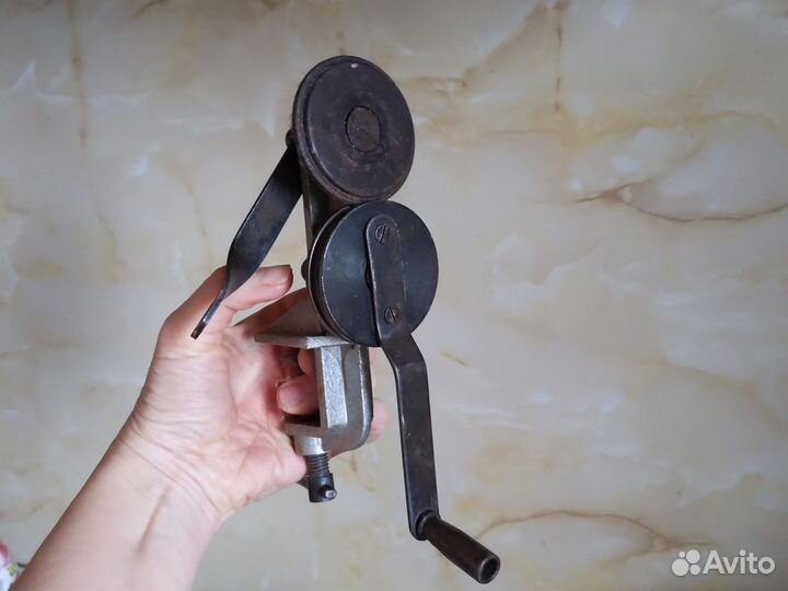 Прибор для выравнивания крышек