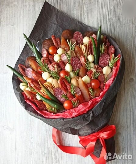 Букеты: мужской(колбасы, сыр),женский-конфеты