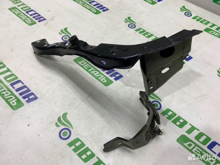 Кронштейн фары передний левый Toyota Avensis