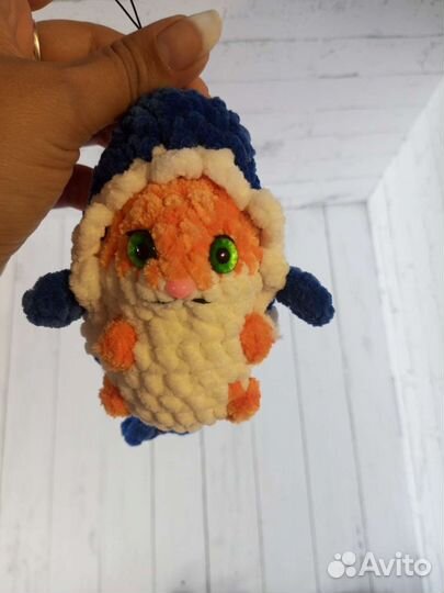 Игрушка Котик в костюме Акулы вязаный брелок