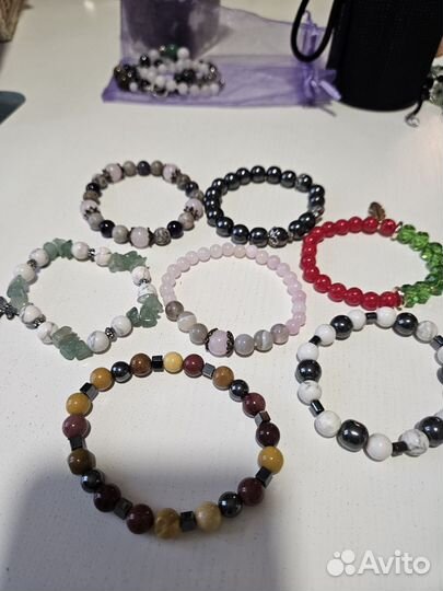 Разные браслеты из натуральных камней