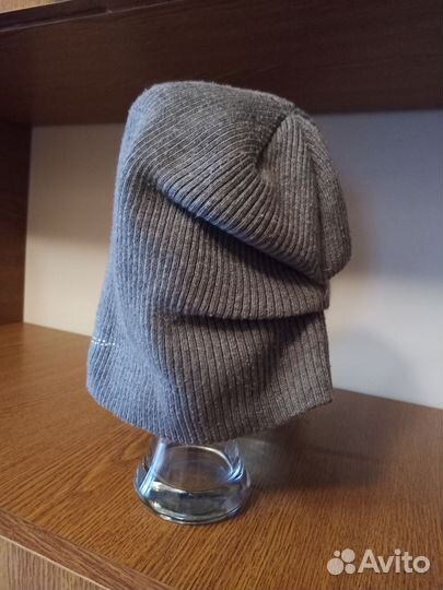 Продам демисезонную женскую шапку