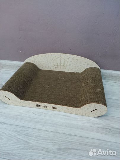 Игрушки и кормушка для кошек