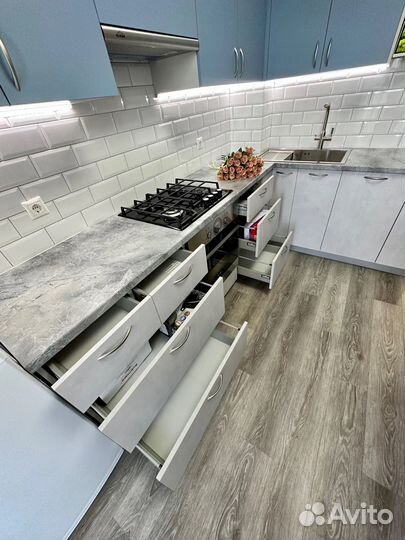 Угловая кухня под потолок на заказ в Новосибирске