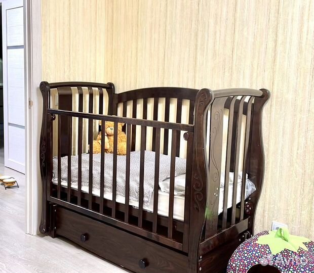 Детская кроватка с маятником