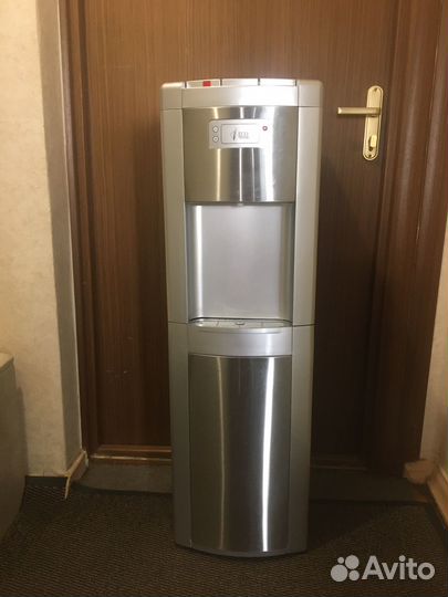 Кулер для воды с нижней загрузкой бутыли