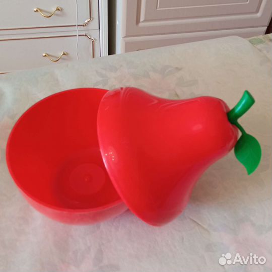 Лев и груша декоративная