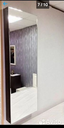 Гладильная доска за зеркалом