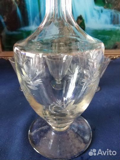 Старинный графин и рюмки лафитники