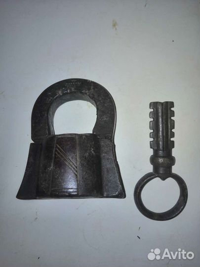 Навесной замок старинный