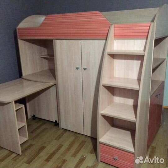 Кровать чердак со столом и шкафом
