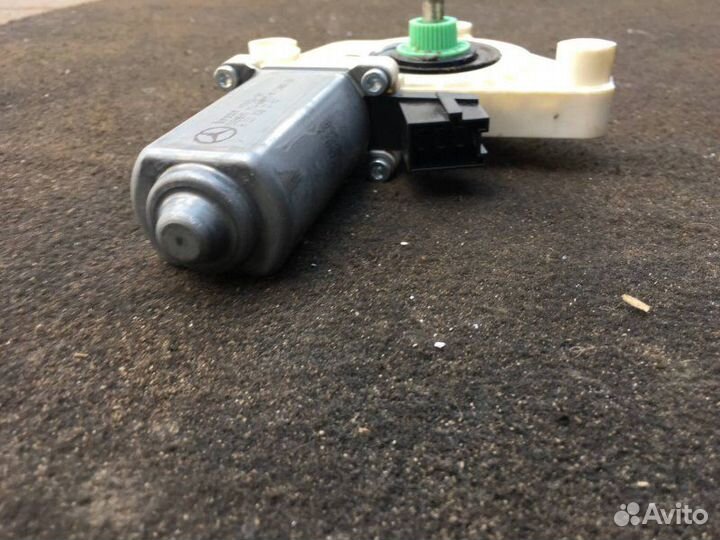 Моторчик стеклоподъемника передний Mercedes-Benz