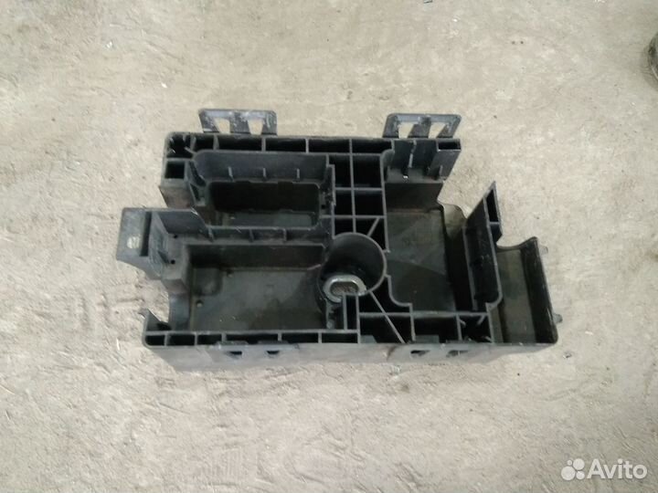 Кронштейн блока предохранителей Opel Astra J 1,4