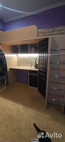 Детская кровать чердак со столом и шкафом