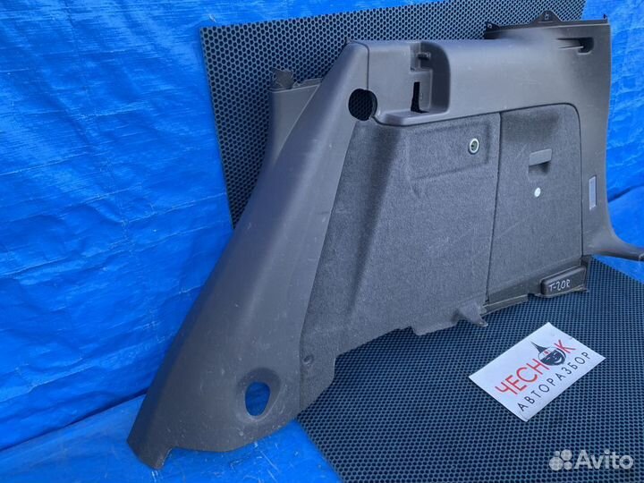 Обшивка багажника правая Volkswagen Touareg GP