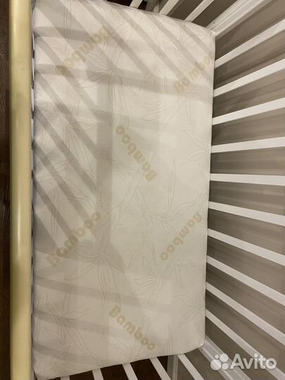 Детская кровать с маятником белая