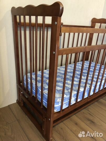 Детская кроватка с продольным маятником