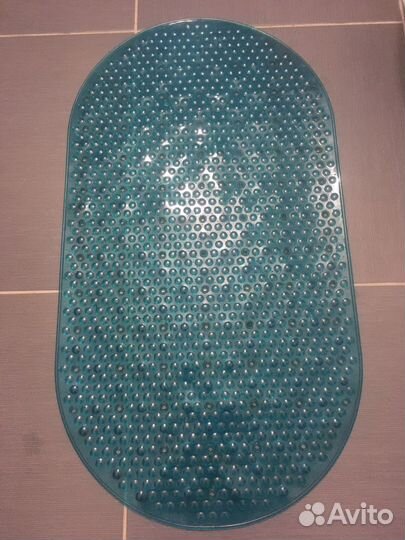 Противоскользящий коврик в ванную новый