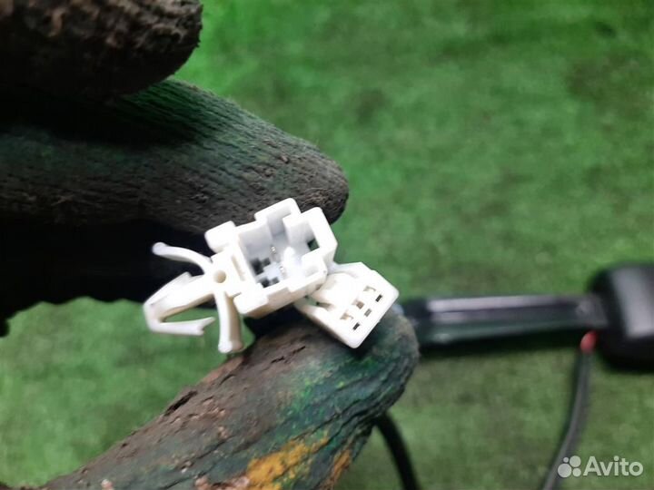 Замок ремня безопасности передний левый Mitsubish