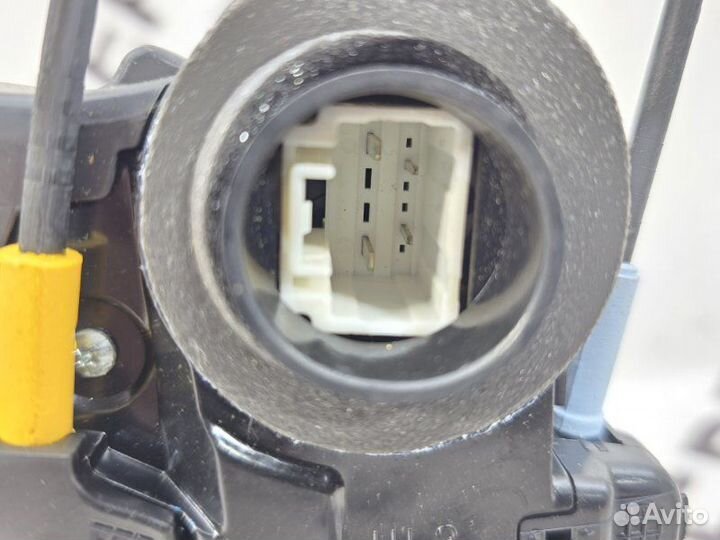 Замок двери задний левый Toyota Camry 50